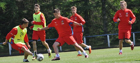 Luká Vácha (zleva), Tomá Hoava, Václav Kadlec, Luká Mareek a Milan erný bhem tréninku fotbalové reprezentace do 21 let v Bjerringbro