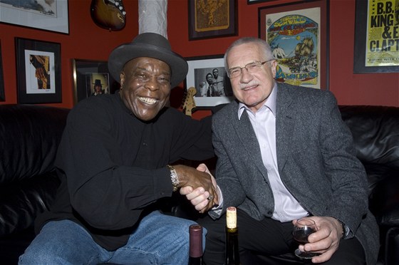 Václav Klaus s bluesovým kytaristou Buddym Guyem v jeho chicagském klubu Legends