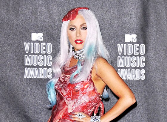 Lady Gaga v proslulch atech z hovzho masa na pedvn Cen MTV 2010