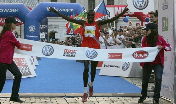 Kvli plmaratonu (na snímku loský vítz Stephen Kibet z Keni) bude v sobotu ve Olomouci ada uzavírek, navíc díve skoní nkteré linky tramvají a mstské autobusy zamíí na objízdné trasych.