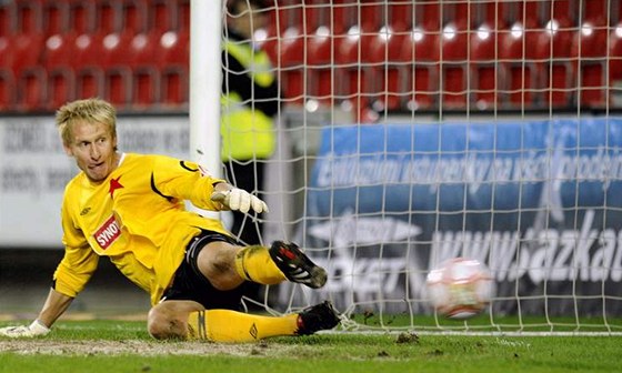 Branká Slavie Zdenk Zlámal dostává proti Plzni gól z penalty. 