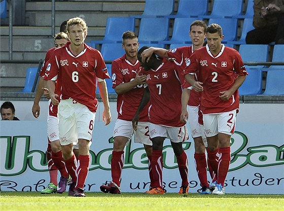 RADOST Z GÓLU. výcartí fotbalisté do 21 let se radují ze vstelené branky. Dal ji Innocent Emeghara (íslo 7).