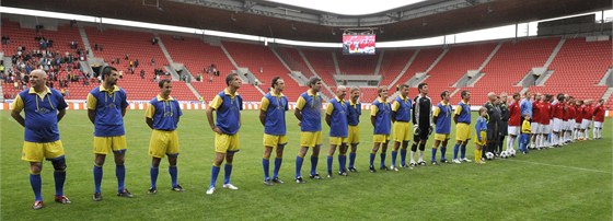 Nástup ped fotbalovou exhibicí Legendy 2011. Vlevo výbr Evropy, vpravo eský tým.