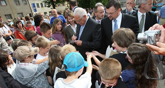Prezident Klaus rozdává podpisy školákům v Mýtě na Rokycansku. 