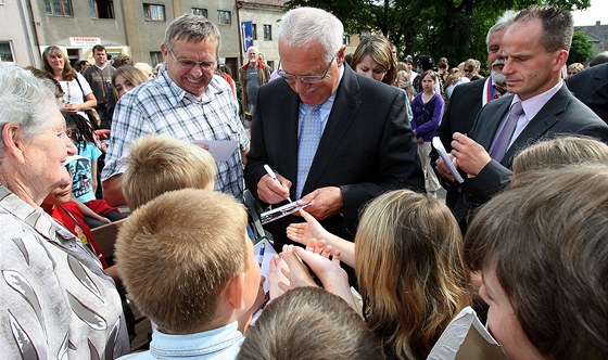 Prezident Klaus rozdává autogramy v Mýt na Rokycansku.