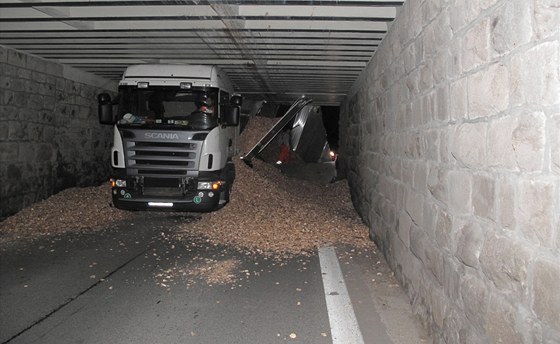 Kamion uvízl pod viaduktem nedaleko osady Rybník u Dolního Dvoit. 