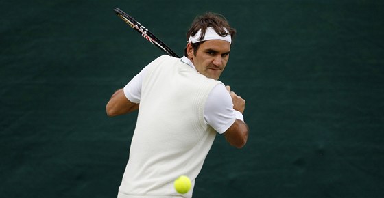 Roger Federer pi nedlním tréninku v  All England Clubu