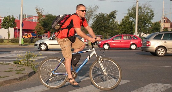 Na kole do práce jezdí v Praze stále více lidí (Ilustraní snímek).