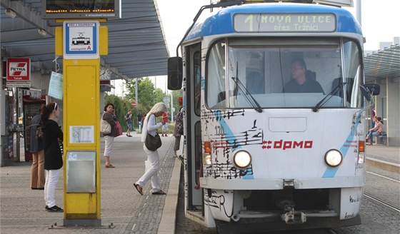 Jedna z tramvají olomouckého dopravního podniku na zastávce u hlavního vlakového nádraí.