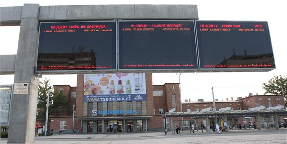 Prázdné jsou také informaní tabule u olomouckého vlakového nádraí, které jindy ukazují navazující spoje MHD.