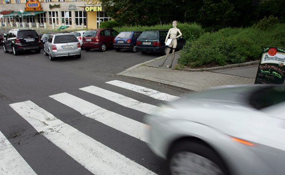 Reklamní figurína u pechodu pro chodce v karlovarské Sokolovské ulici nutí nkteré idie zastavit. 