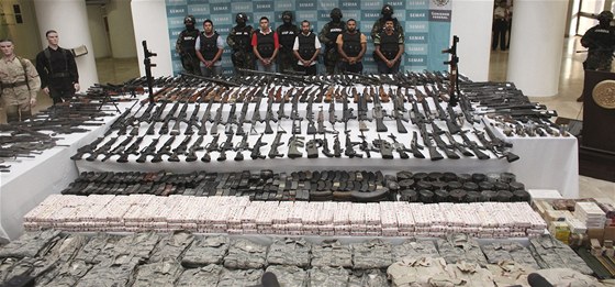 Mexití policisté zatkli nkolik len kartelu Zetas a s nimi zadreli kapitální úlovek drog a zbraní.