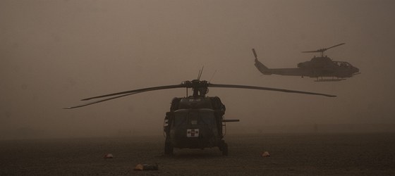 Vojenské helikoptéry v Afghánistánu (typ havarovaného vrtulníku není znám). Ilustraní snímek