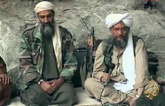 Usáma bin Ládin s Ajmánem Zavahrím na archivním snímku z roku 2001