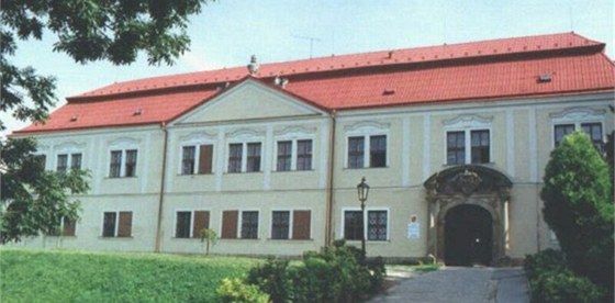 Koryčanský zámeček, ve kterém sídlí Střední škola obchodu a gastronomie.