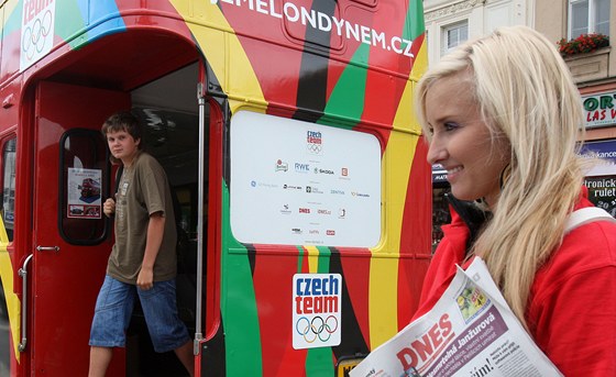 Hosteska zve Turnovany do autobusu propagujícího londýnskou olympiádu.