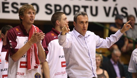 Nymburský kapitán Ladislav Sokolovský a jeho trenér Ronen Ginzburg jsou v oekávání osmého titulu pro Stedoechy.