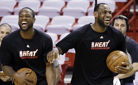 LeBron James (vlevo) a Dwyane Wade lakují bhem tréninku Miami Heat.