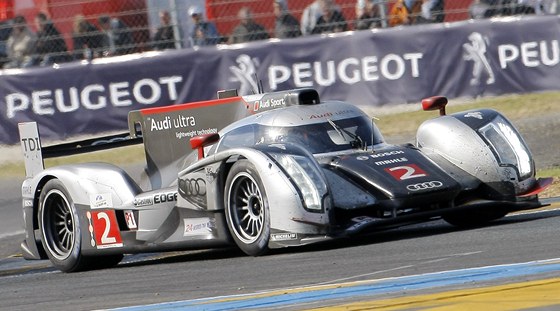 Audi R18 TDI pilot Benoita Treluyera, Andreho Lotterera a Marcela Fasslera v popedí závodu 24 hodin Le Mans.