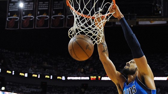 Smeující Tyson Chandler z Dallasu Mavericks.