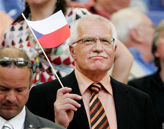 Václav Klaus se v politice dlouhodob profiluje jako ochránce eských národních zájm. Lisabonskou smlouvu nakonec podepsal, i kdy tím podle nj v Evropské unii ztratila eská republika svou suverenitu.