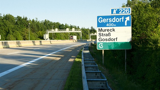 Když jste se dříve chtěli vyhnout draze placenému kousku dálnice, nesměli jste přehlédnout tuto ceduli na rakouské autostrádě A9.