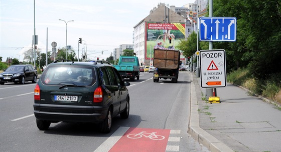 Na chodník, nebo pod auto? Ped kíením s Bohdaleckou ulicí cyklopruh náhle koní. Pomoz si sám.