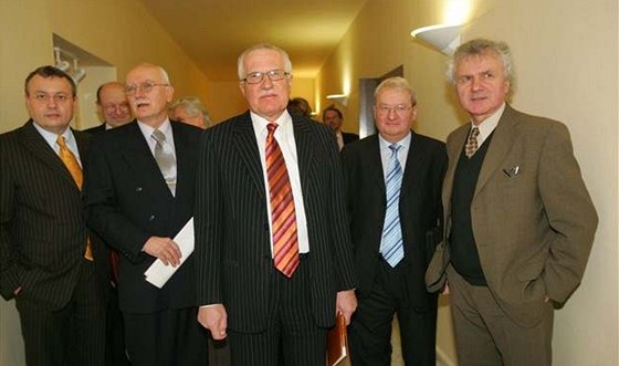 Václav Klaus a jeden z otců kuponové privatizace Dušan Tříska (vpravo) 