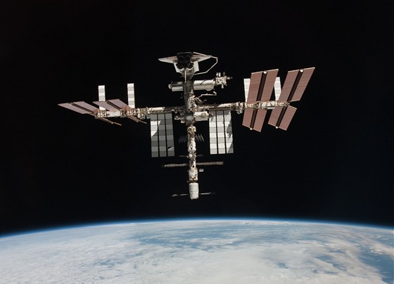 Raketoplán Endeavour připojený k ISS . Unikátní snímek byl pořízen členem...