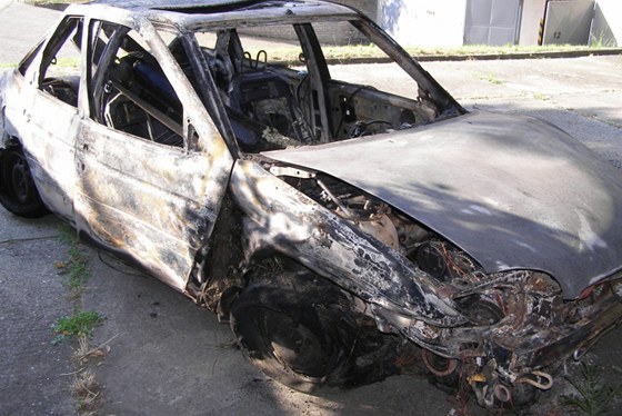 idi fordu na Hodonínsku nezvládl ízení a havaroval, auto po nárazu shoelo. (15. 6. 2011)