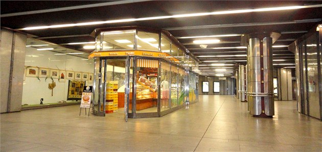 Przdn vestibul stanice metra B Karlovo nmst u vstupu na Palackho nmst.