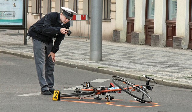 idi automobilu srazil cyklistu na námstí Kinských v Praze. (16. ervna 2011)