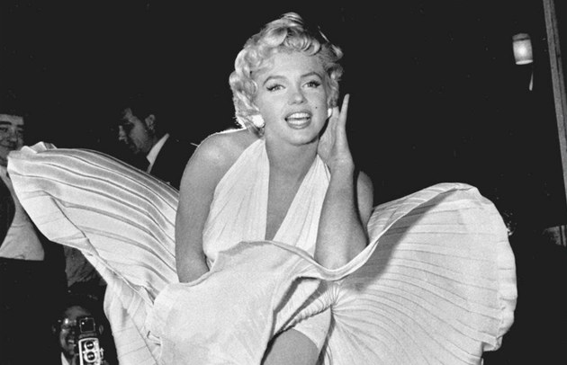 Bílé šaty Marilyn Monroe byly vydraženy za 84 milionů. Majitelka slzela -  iDNES.cz