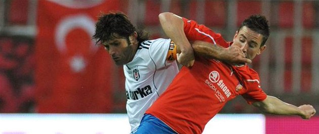 Plze�ský zálo�ník Milan Petr�ela a Ibrahim Üzülmez z Besiktase Istanbul se p�etla�ují v zápase Evropské ligy.