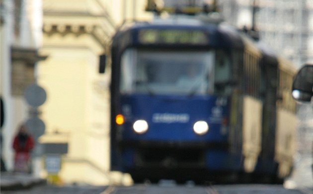 Tramvaj přivřela seniorce nohu a rozjela se, žena po pádu pod ní zemřela