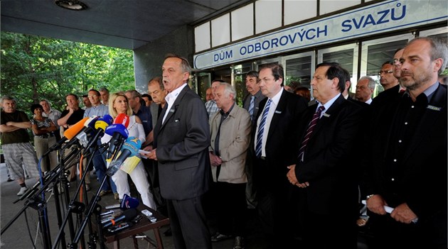 �éf koalice dopravních odborových svaz� Jind�ich Hlas �te prohlá�ení o celorepublikové dopravní stávce. (10. �ervna 2011) 