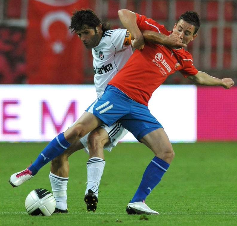 Plze�ský zálo�ník Milan Petr�ela a Ibrahim Üzülmez z Besiktase Istanbul se p�etla�ují v zápase Evropské ligy.