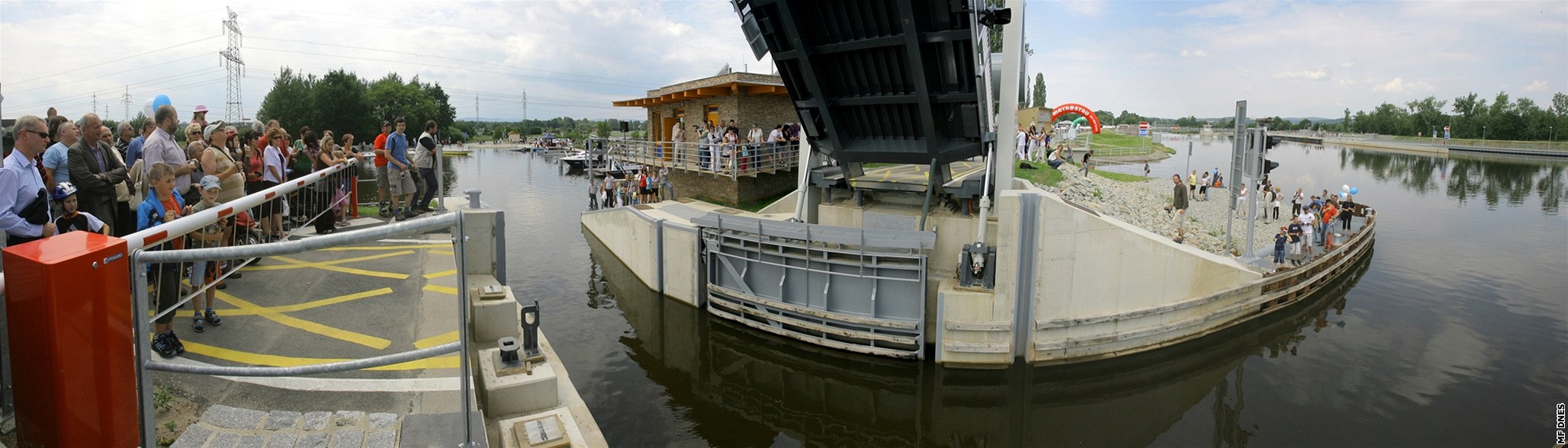 Otevení Vltavské vodní cesty v úseku od Budjovic po Hlubokou, kde je nový jez v eském Vrbném, plavební komora i pístavit.