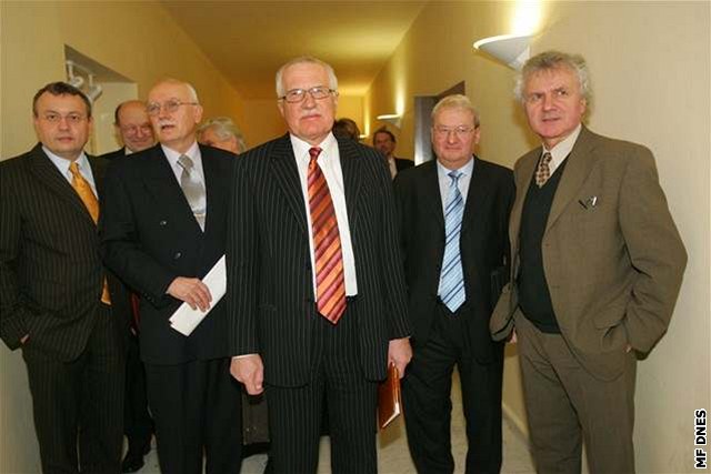 Václav Klaus a jeden z otc� kuponové privatizace Du�an T�íska (vpravo) 