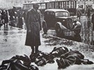 Blokáda Leningradu: mrtví na ulicích msta, podlehli útrapám hladu a zimy.