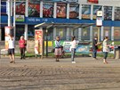 Cestujicí ekají na omezené spoje Dopravního podniku na Mendlov námstí v Brn ráno 16. ervna.