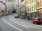 Prázdná Pekaská ulice v Brn 16. ervna, která ve vedních dnech zurí dopravním ruchem.