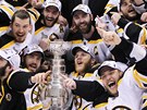 TI NEJLEP��. Hokejist� Bostonu po 39 letech znovu z�skali Stanley Cup. 