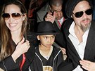 Brad Pitt s Angelinou Jolie a se synem Maddoxem na finále Super Bowlu.