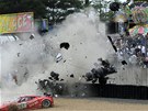 Havárie Allana McNishe s vozem Audi pi vytrvalostním závod 24 hodil Le Mans.