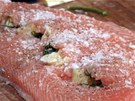 Filet z lososa pipravený na gril: propikovaný citronem a koprem, dochucený pepem a solí.