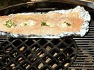 Pipravený filet polote na horký rot a pikryjte gril víkem. 