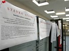 Letáky informující o stávce idi autobus ústecké MHD ve vozovn v Pedlicích