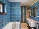 Ve velké, dobe prosvtlené koupeln si majitelé mohli dovolit velkoformátový obklad s výraznou barvou a plastickým dekorem. Zdroj: www.mujdum.cz.