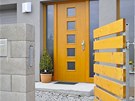 Vstupní branka a vjezdová vrata byly vyrobeny z ocelových profil a devných prken v souladu s architekturou domu. Zdroj: www.mujdum.cz.